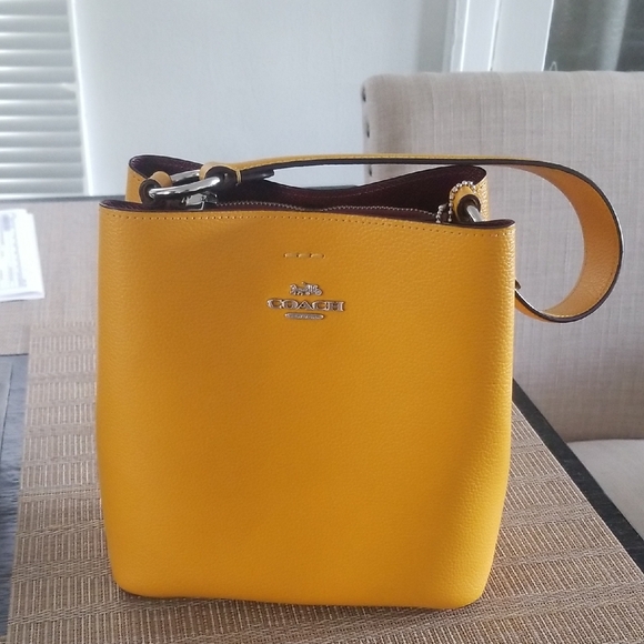 Coach Mustard Yellow Leather Shoulder Bag the detachable strap is missing❤ - Picture 1 of 10